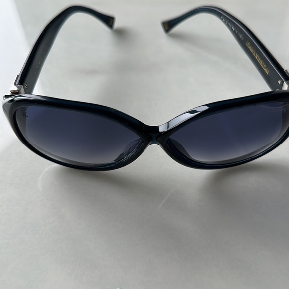 Louis Vuitton Sunglasses - Picture 4 of 6